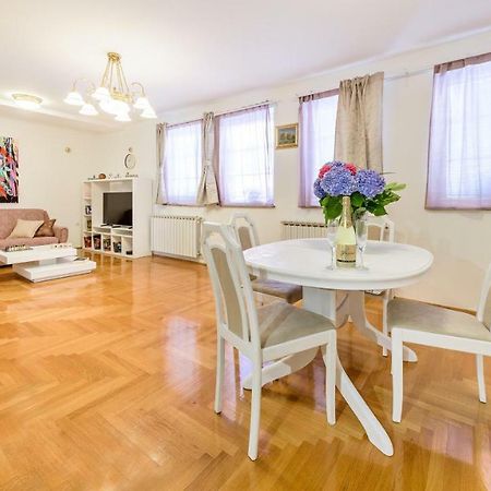 Central Apartment Smiley - Free Parking ザグレブ エクステリア 写真